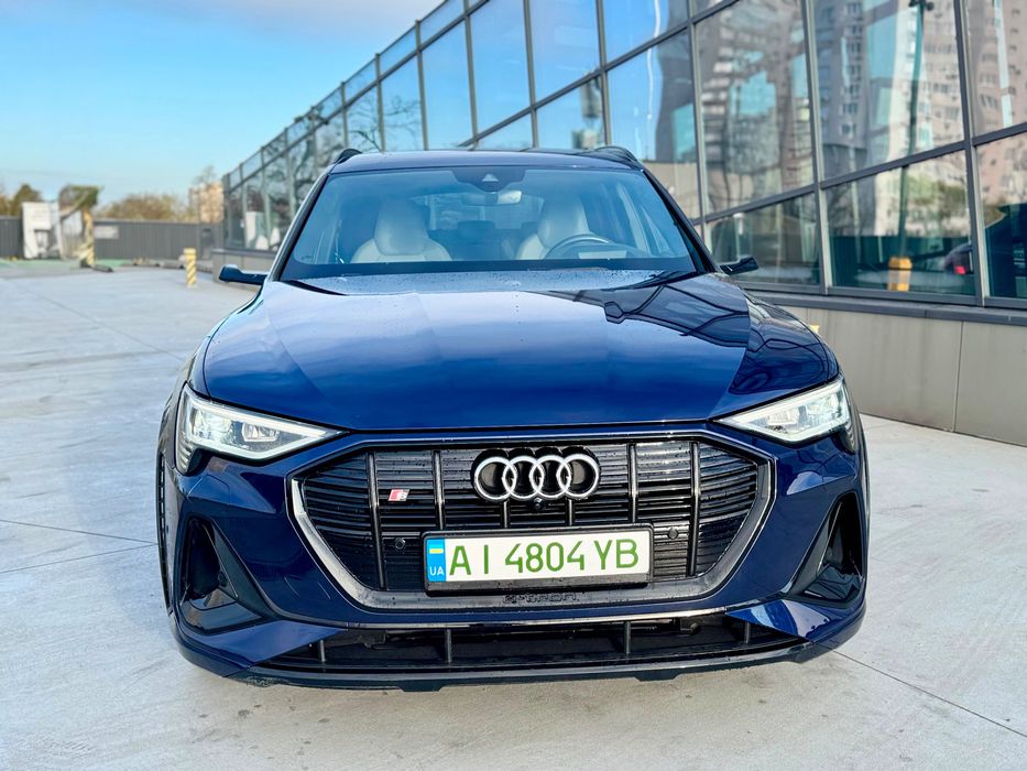 Аudi e-tron S 370 2022 року