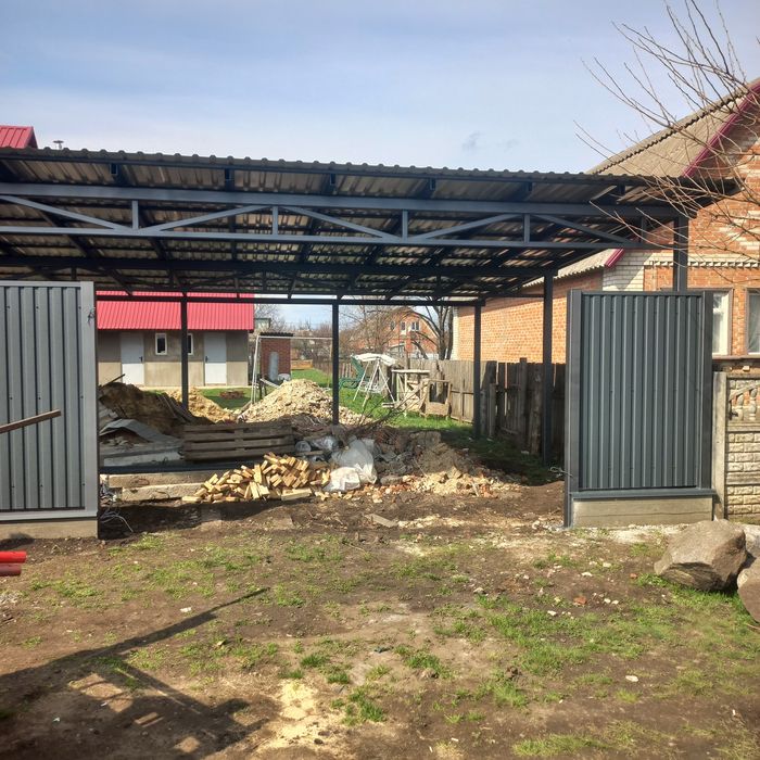 Бруківка, паркани, навіси.