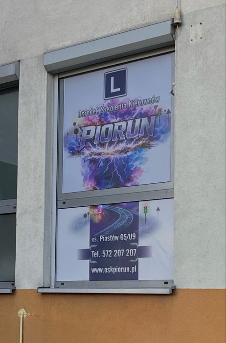 Naklejanie reklam na witrynach sklepowych