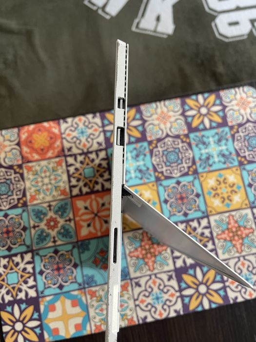 Продається планшет б/в Microsoft Surface Pro 4 (i5/4/128)