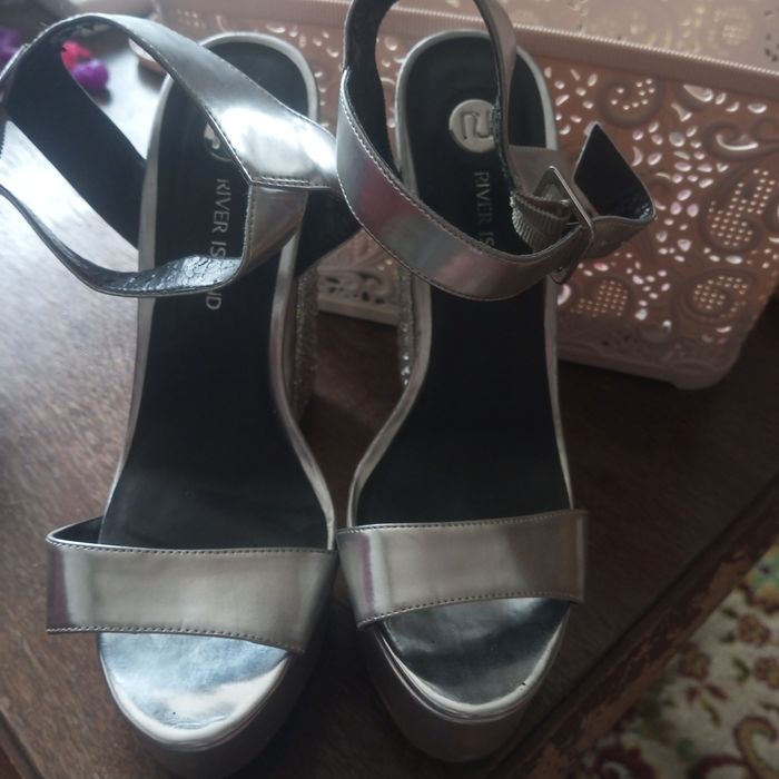 Продам босоножки