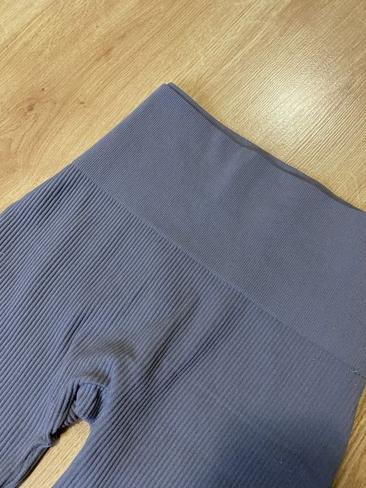 Тёмно-серые лосины в рубчик stradivarius