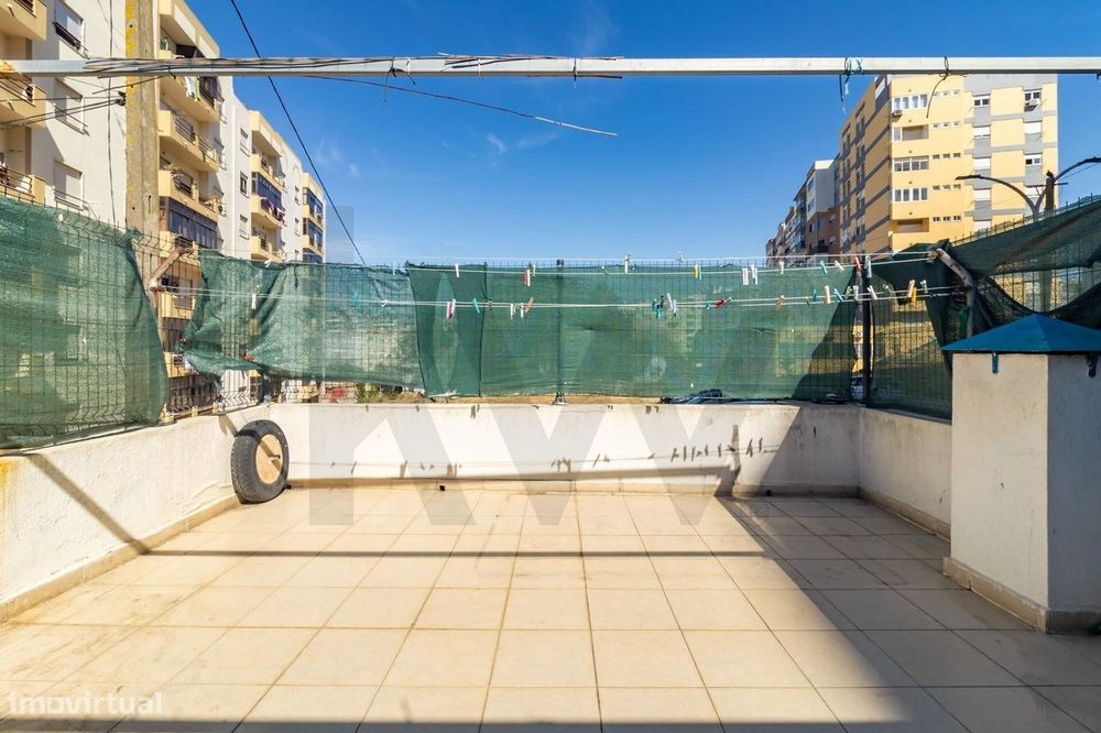 Pequena Moradia com Sótão Aproveitado e Logradouro - Centro de Setúbal