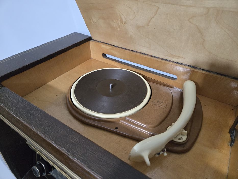 Rádio antigo com gira discos reparado Loewe-Opta