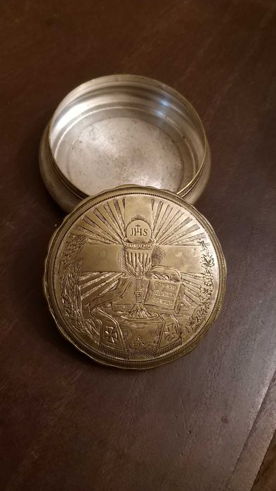 caixa prateada com marca e terço