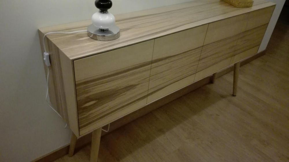 Aparador/ Consola em madeira natural.