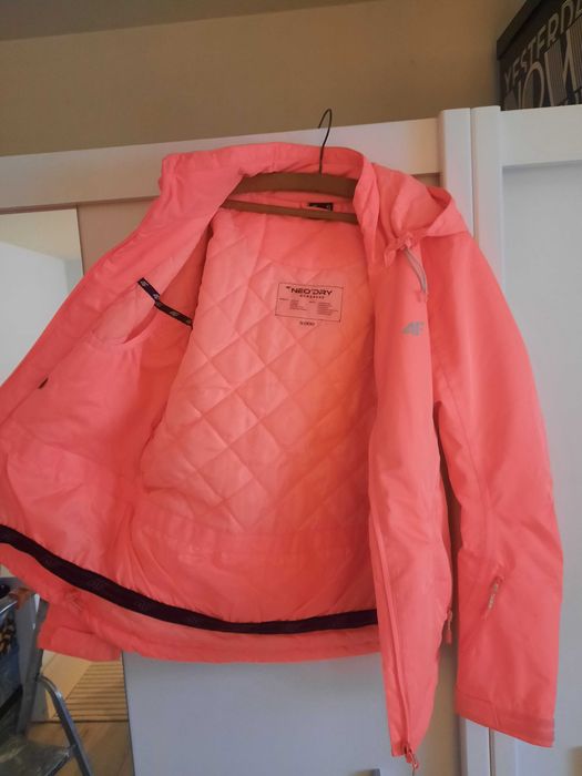 Ładna kurtka damska na narty