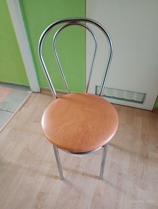 Sprzedam krzesła metalowe chromowane  z tapicerką ze sztucznej skóry.