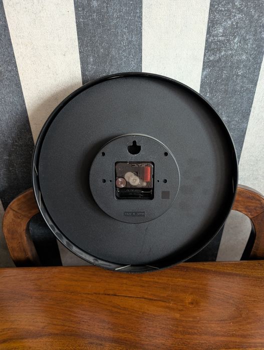 Zegar ścienny. Metalowa obręcz.