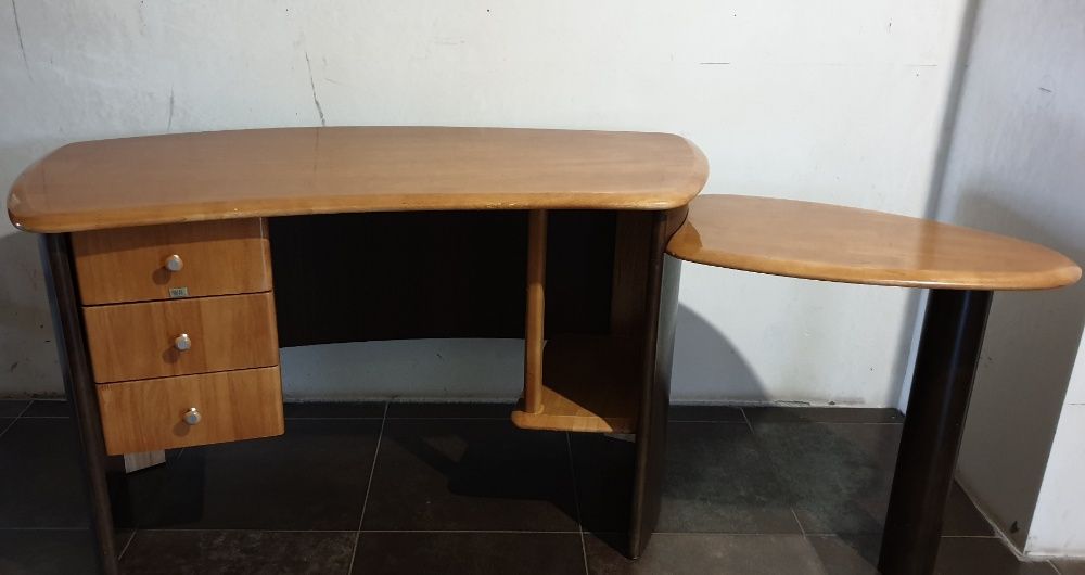 Письменный деревянный стол+ кресло детское