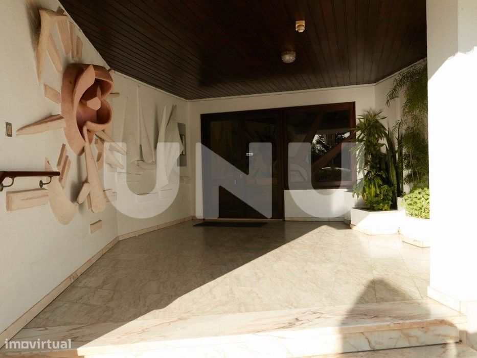 Apartamento T2, remodelado, em condomínio com piscina.