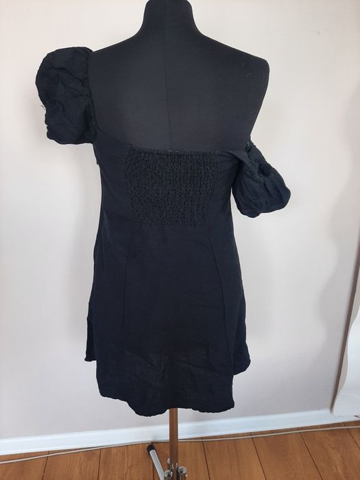 Czarna krótka sukienka z lnem 54% i wiskozą zapinana z przodu na guzik