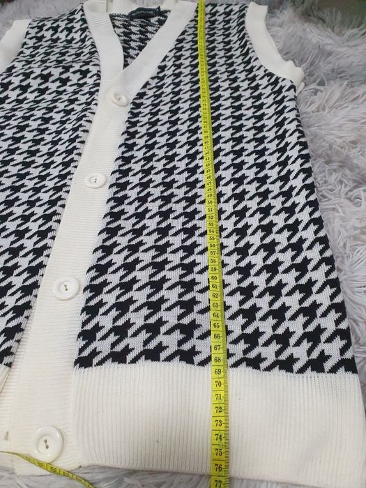 Чорний кардиган із V-подібним вирізом і ґудзиками PRETTY LITTLE THING