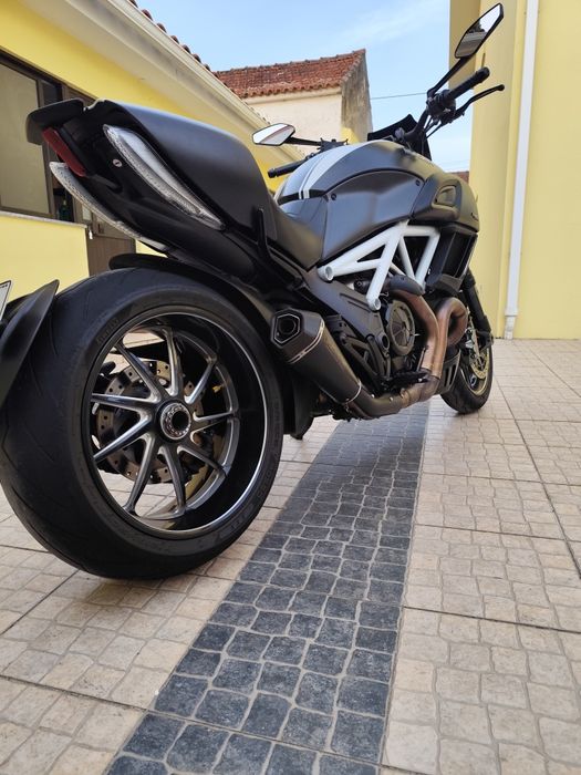 Ducati Diiavel white Carbon