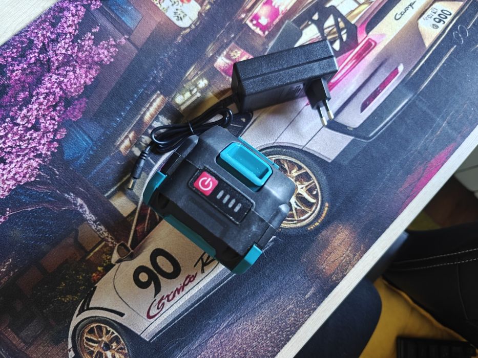 Akumulator 21v nowy w systemie Makita 4AH plus ładowarka