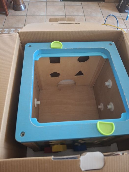 Cubo de atividades em madeira