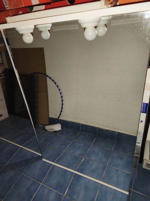 Espelho de casa de banho com luz