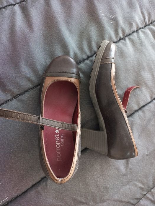 Sapatos com salto, castanhos e beje