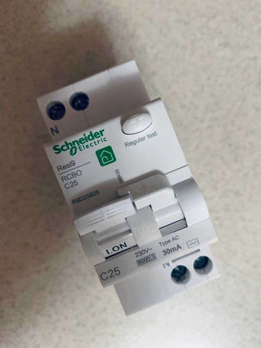 Дифавтомат Schneider Electric C20А \ R9D25620