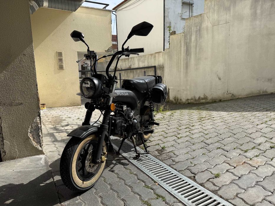 Honda DAX 125 ( réplica ) 1000Km ainda a fazer rodagem , ótima para passeios , condução ótima e muito maneirinha .