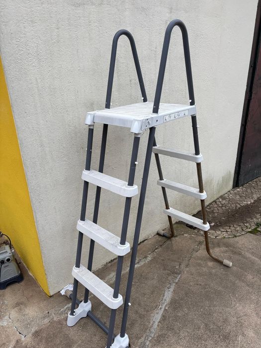 Piscina Intex XTR Frame usada apenas um verão + escada fácil acesso