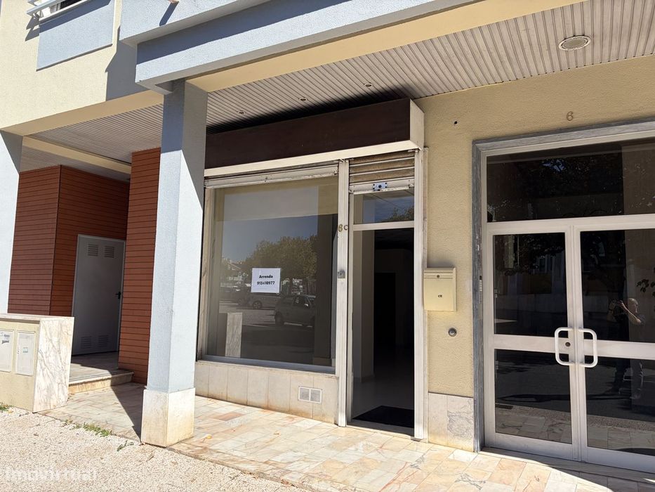 Loja Comercial com 52m² e Saída de Fumos – Queijas (Oeiras)