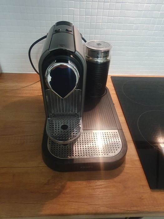 Ekspres do kawy Krups na kapsułki, spieniacz