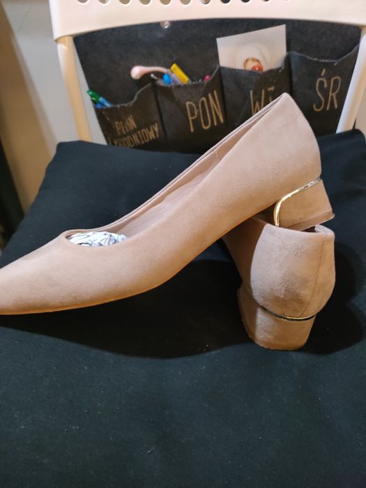 Beżowe buty czółenka