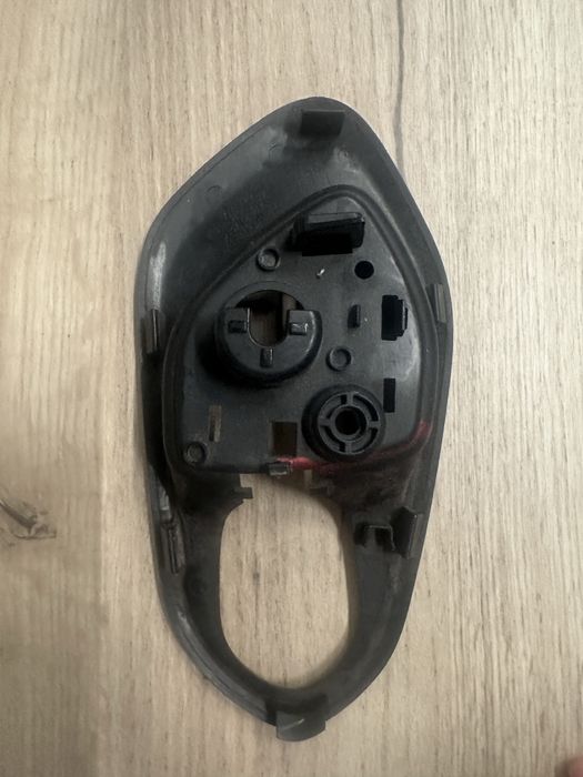 Задня внутрішня ліва накладка/ручка  jeep cherokee (kl) 68141925a