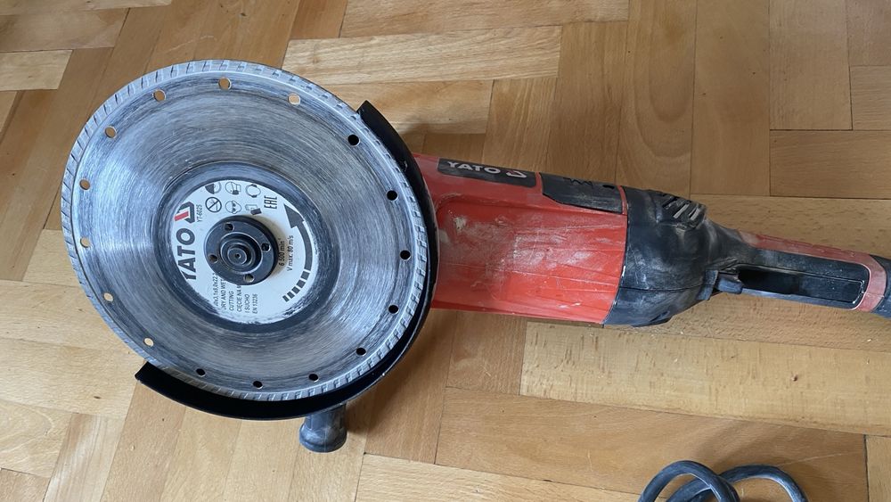 Szlifierka kątowa YATO YT-82110 230 mm 2800 W