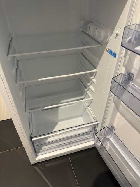 Refrigerator Congelador Alto Indesit Volume 212 L