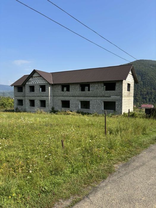 Продається 2-х поверхова забудова під готель в с. Солочин