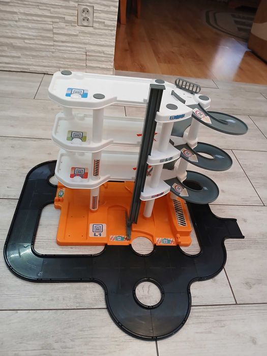 Garaż samochodowy oddam za hot wheels