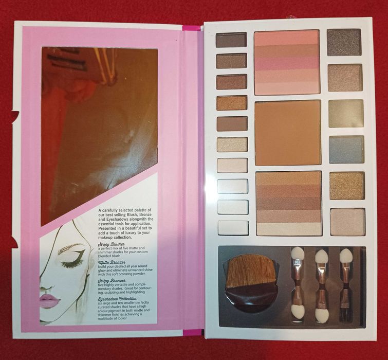 Makeup zestaw kosmetyków cienie róż bronzer eleganckie prezent make-up