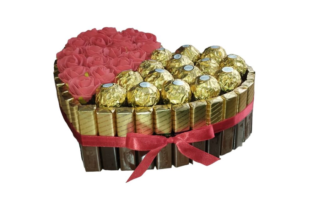 Torcik Ferrero Rocher z różami duży