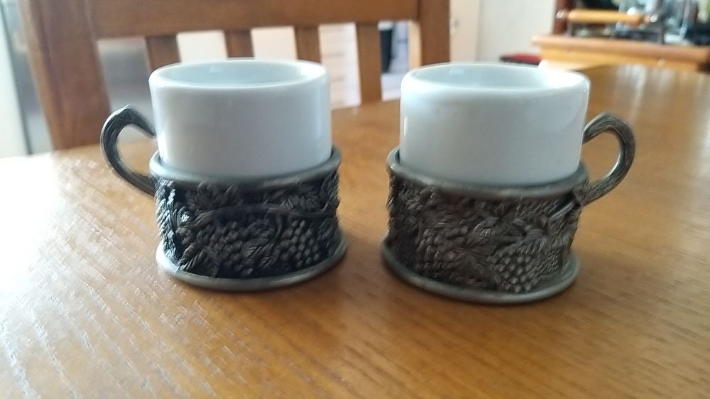 Vendo duas chávenas de café,com suporte em estanho trabalhado,