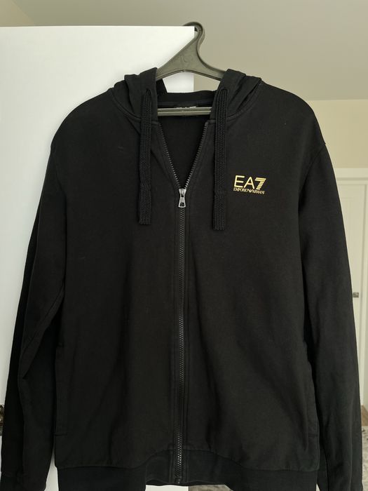 Armani zip L size