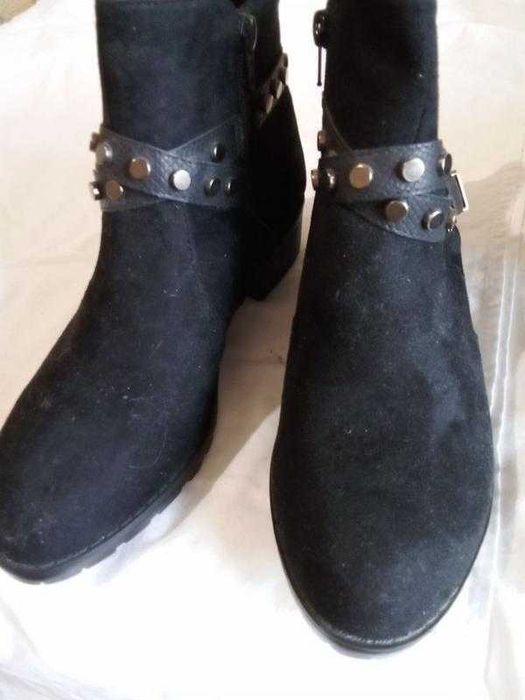 Чорні ботильйони SinSay