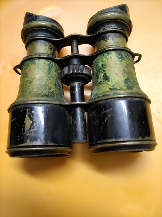 Prato antigo pintado á mão e outras antiguidades