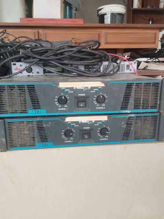 Vendo  mesa de som e 4 amplificadores