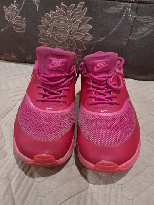 Жіночі,  кросівки — яскраво-рожева модель Nike Air Max Thea
