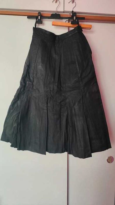 Czarna skórzana spódnica