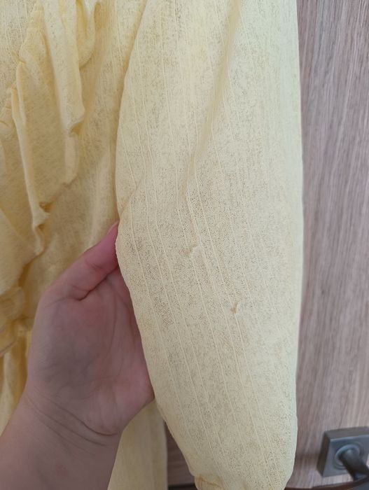 Żółta zwiewna sukienka Sinsay