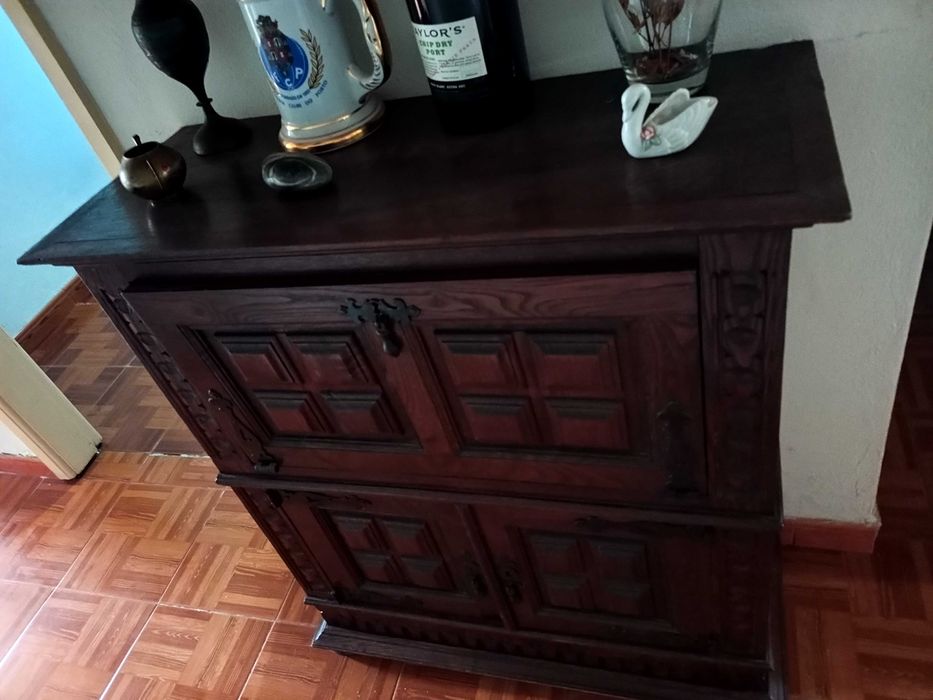 Tenho dois móveis antigos para vender um preço risorio