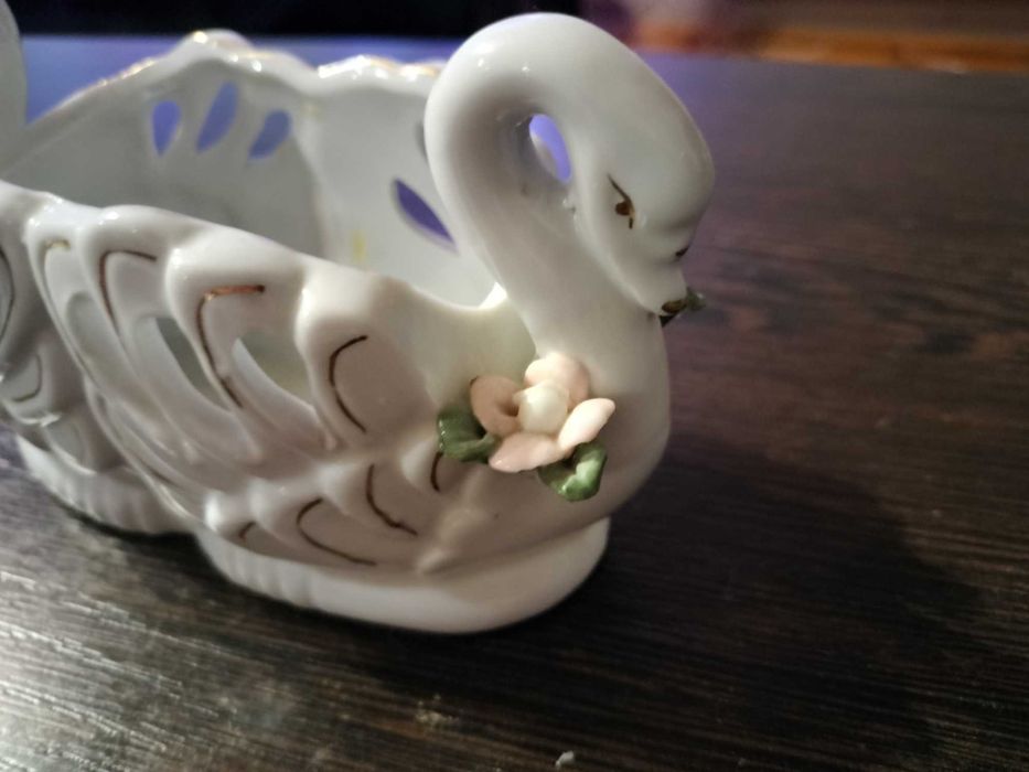 Porcelanowa figurka łabędzi