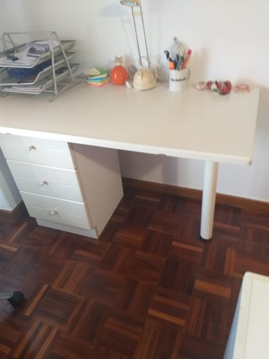 Secretária com três gavetas