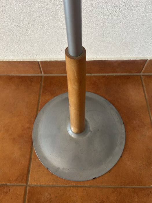 Bengaleiro e Mesa de apoio de madeira