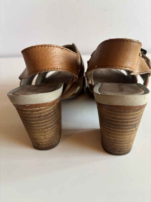 Sandálias Hush Puppies beijes em pele