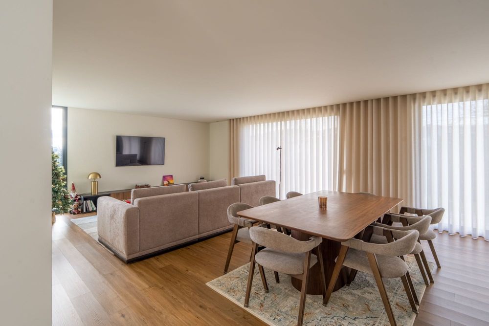 Mesa de Jantar 8 lugares + 8 Cadeiras + tapete