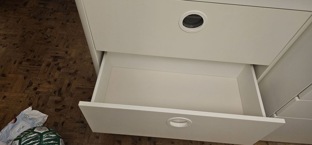 Guarda-roupa e cómoda de criança ikea